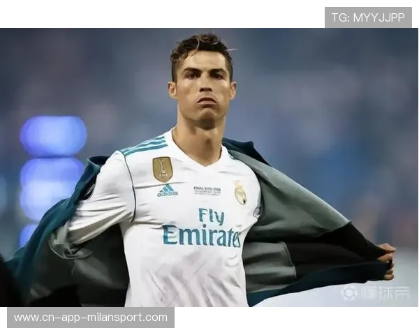 C罗旧照片被扒出惊人细节，粉丝连夜收藏